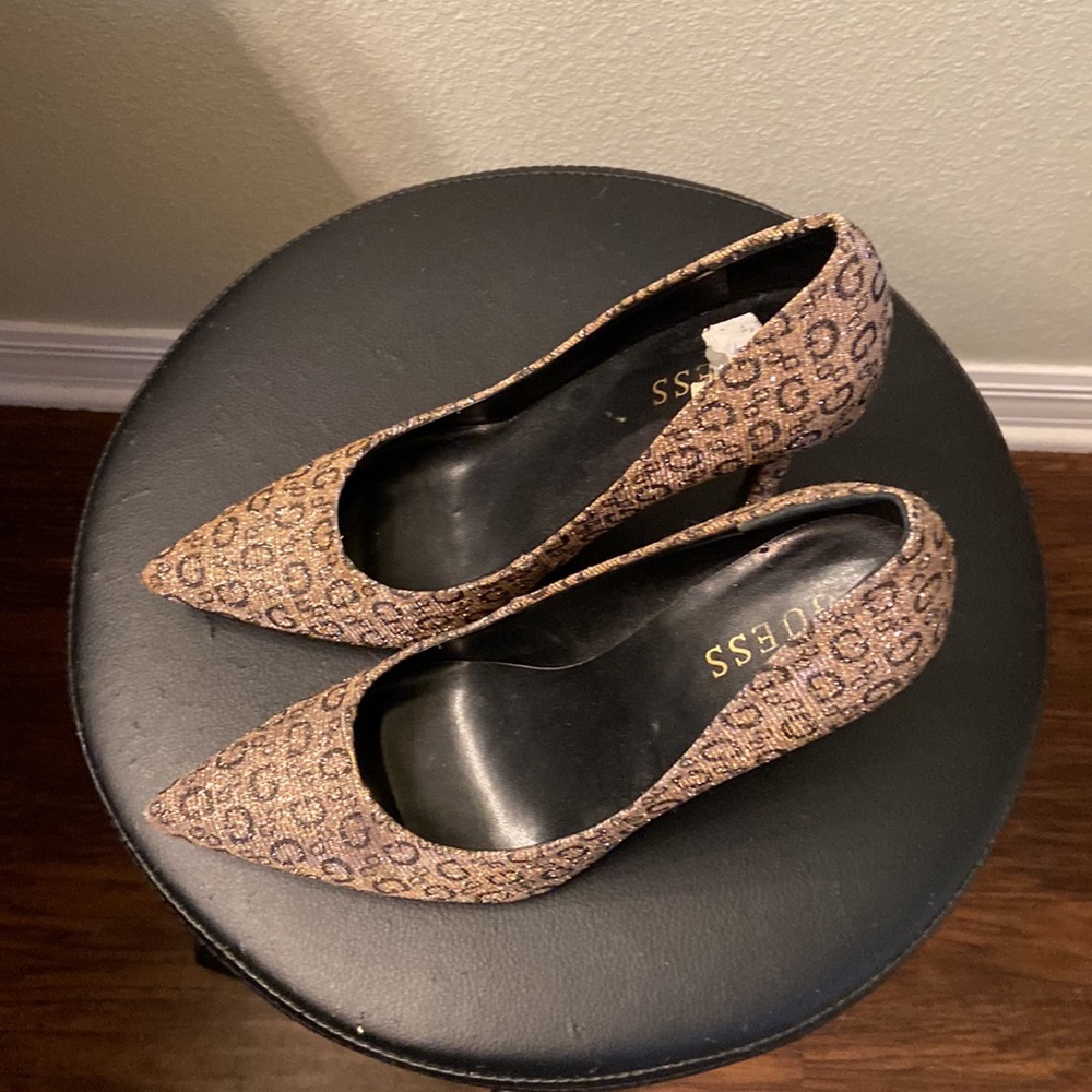 Guess gold sparkle pumps
